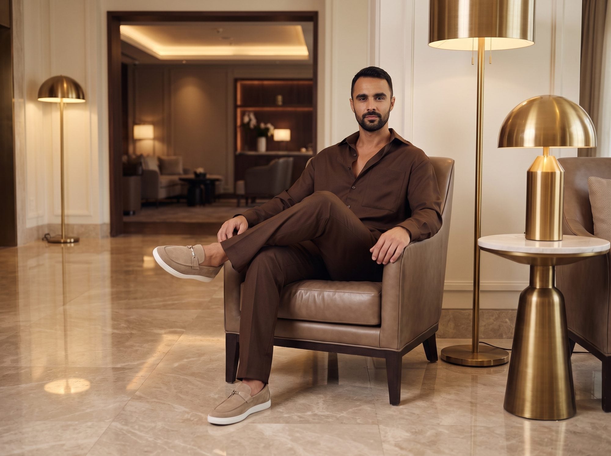 IVO Brown Rhiza in a hotel lobby